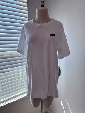 Nike Men’s Sportswear Club Embroidered T-Shirt